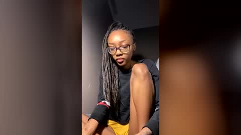 Snapshot of petitetingz chatting on 8, 7, 2026 petitetingz online show from 8, 7, 2026