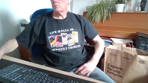Snapshot of petitwilly chatting on 11, 4, 2026 petitwilly online show from 11, 4, 2026