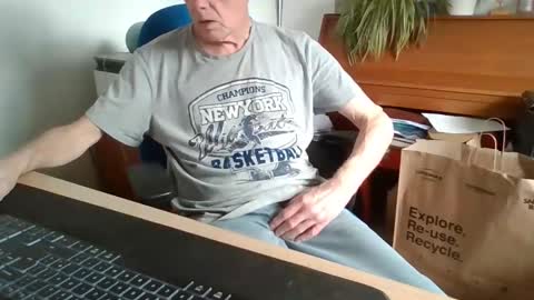 Snapshot of petitwilly chatting on 13, 4, 2026 petitwilly online show from 13, 4, 2026