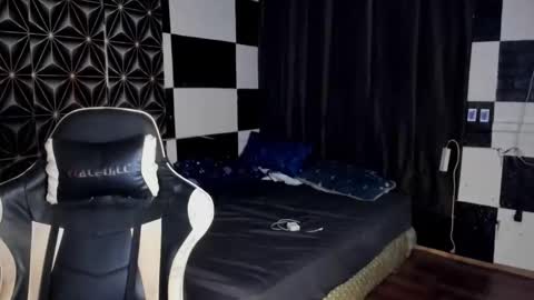 Snapshot of philhotbody chatting on 19, 11, 2025 AJ online show from 19, 11, 2025