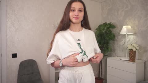 Snapshot of philippadelmore chatting on 8, 1, 2025 Bella online show from 8, 1, 2025