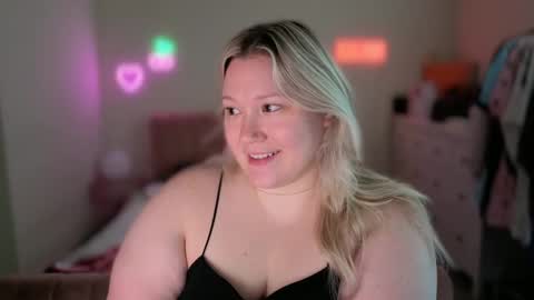 Piggy Rose online show from 2, 11, 2025