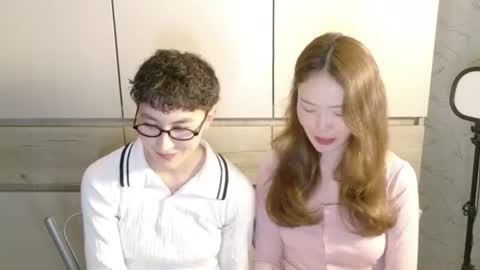 Li long hair and Ru short hair online show from 12, 6, 2026
