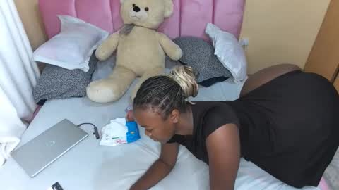 Snapshot of pinkysmiles chatting on 22, 11, 2025 Pinky online show from 22, 11, 2025