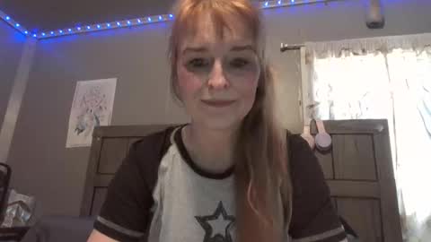 Snapshot of pizzedwife chatting on 17, 4, 2026 pizzedwife online show from 17, 4, 2026