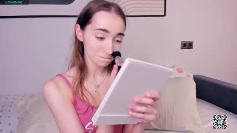 Snapshot of polly_bee chatting on 12, 9, 2025 Polly online show from 12, 9, 2025