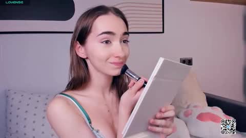 Snapshot of polly_bee chatting on 14, 9, 2025 Polly online show from 14, 9, 2025