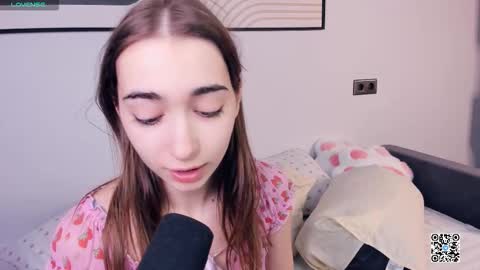 Snapshot of polly_bee chatting on 18, 9, 2025 Polly online show from 18, 9, 2025