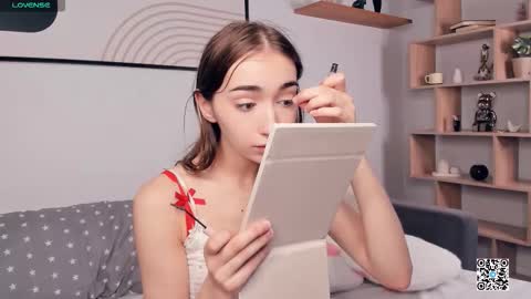 Snapshot of polly_bee chatting on 20, 9, 2025 Polly online show from 20, 9, 2025