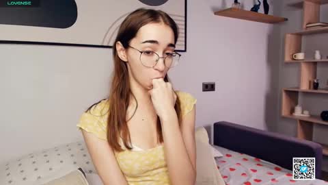 Snapshot of polly_bee chatting on 25, 9, 2025 Polly online show from 25, 9, 2025