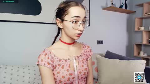 Snapshot of polly_bee chatting on 7, 10, 2025 Polly online show from 7, 10, 2025