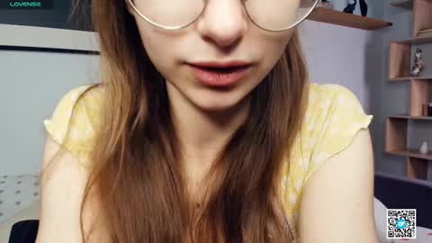 Snapshot of polly_bee chatting on 17, 10, 2025 Polly online show from 17, 10, 2025