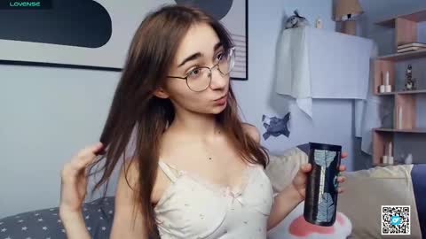 Snapshot of polly_bee chatting on 26, 10, 2025 Polly online show from 26, 10, 2025