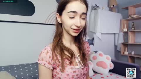 Snapshot of polly_bee chatting on 27, 10, 2025 Polly online show from 27, 10, 2025