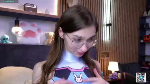 Snapshot of polly_bee chatting on 13, 11, 2025 Polly online show from 13, 11, 2025