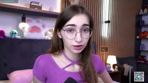 Snapshot of polly_bee chatting on 14, 11, 2025 Polly online show from 14, 11, 2025