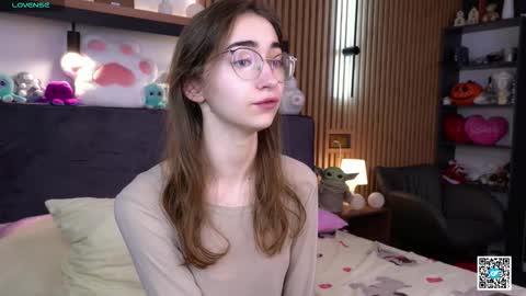 Snapshot of polly_bee chatting on 18, 11, 2025 Polly online show from 18, 11, 2025