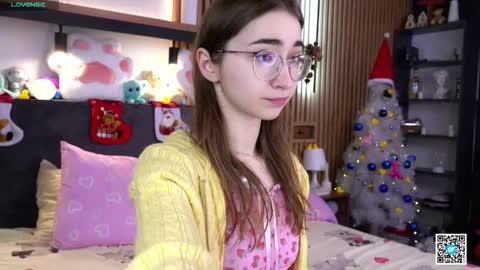 Snapshot of polly_bee chatting on 23, 11, 2025 Polly online show from 23, 11, 2025