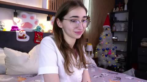 Snapshot of polly_bee chatting on 28, 11, 2025 Polly online show from 28, 11, 2025