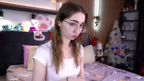 Snapshot of polly_bee chatting on 29, 11, 2025 Polly online show from 29, 11, 2025