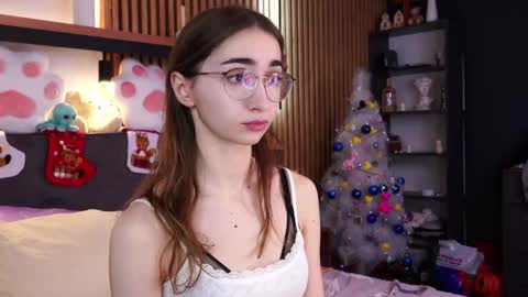 Snapshot of polly_bee chatting on 3, 12, 2025 Polly online show from 3, 12, 2025