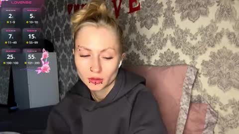 Snapshot of porshes chatting on 12, 9, 2025 HERES SILVIA AND OlIVIA WELCOME EVERYONE LOVENSE DOMI REACT TO YOUR TIPS LETS MAKE A GREAT SHOW TOGETHER online show from 12, 9, 2025