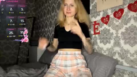 Snapshot of porshes chatting on 29, 9, 2025 HERES SILVIA AND OlIVIA WELCOME EVERYONE LOVENSE DOMI REACT TO YOUR TIPS LETS MAKE A GREAT SHOW TOGETHER online show from 29, 9, 2025
