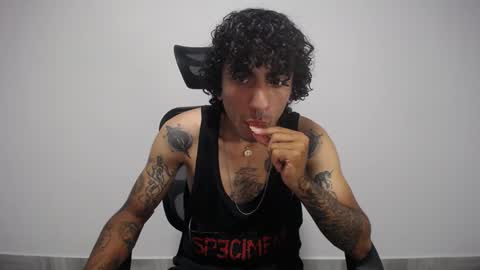Snapshot of present_the_magic chatting on 1, 2, 2025 Plux online show from 1, 2, 2025