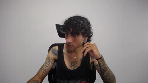Snapshot of present_the_magic chatting on 11, 2, 2025 Plux online show from 11, 2, 2025