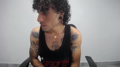 Snapshot of present_the_magic chatting on 14, 2, 2025 Plux online show from 14, 2, 2025