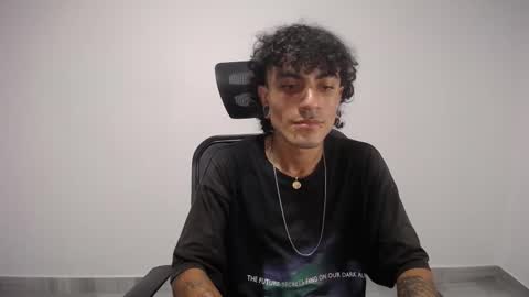 Snapshot of present_the_magic chatting on 24, 2, 2025 Plux online show from 24, 2, 2025