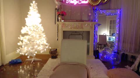 Pretty Sara online show from 12, 12, 2024