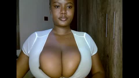 Snapshot of prettypearl_ chatting on 8, 2, 2025 pearl online show from 8, 2, 2025