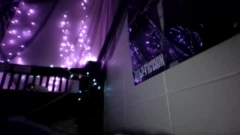 Holly love online show from 5, 11, 2025