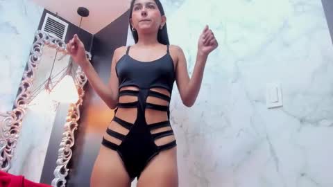 Snapshot of princesslittle_4u chatting on 11, 11, 2025 online show from 11, 11, 2025