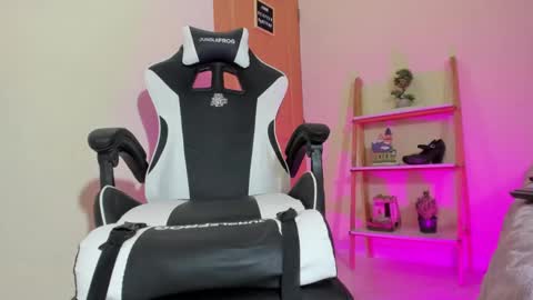Snapshot of queen_esthefi chatting on 13, 1, 2025 Your Queen Esthefi online show from 13, 1, 2025
