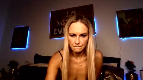 Snapshot of queenb6969694u chatting on 10, 3, 2026 queenb6969694u online show from 10, 3, 2026
