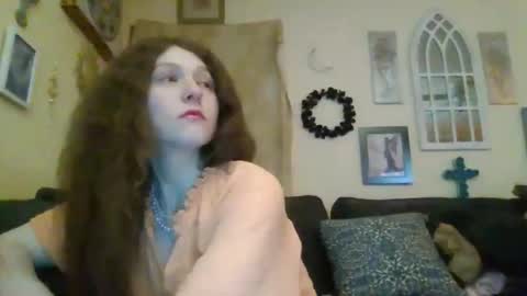 Snapshot of queencrimsonlvx chatting on 22, 4, 2026 queencrimsonlvx online show from 22, 4, 2026
