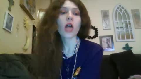 Snapshot of queencrimsonlvx chatting on 8, 5, 2026 queencrimsonlvx online show from 8, 5, 2026