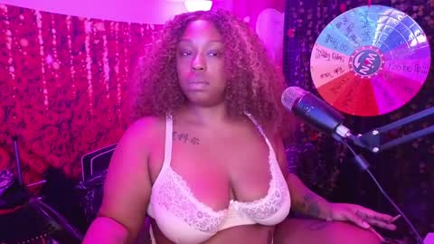 Snapshot of queencroze chatting on 6, 6, 2026 Queen Cherise Roze online show from 6, 6, 2026