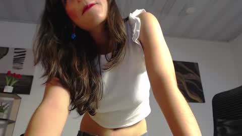 Snapshot of queenpink777 chatting on 20, 12, 2024 Rose online show from 20, 12, 2024