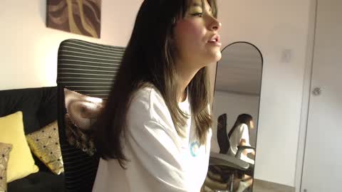 Snapshot of queenpink777 chatting on 23, 12, 2024 Rose online show from 23, 12, 2024