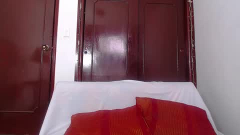 Snapshot of queenpink777 chatting on 23, 10, 2025 Rose online show from 23, 10, 2025