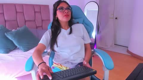 Snapshot of queenpink777 chatting on 30, 10, 2025 Rose online show from 30, 10, 2025