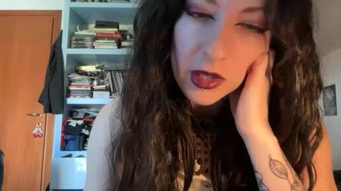 queenselket online show from 22, 4, 2026