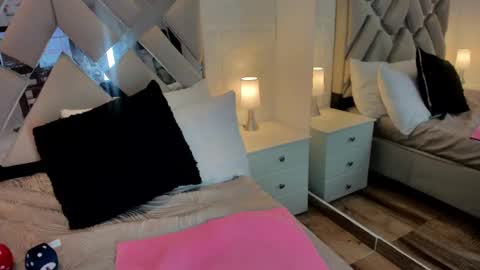 Raquel Moore  online show from 11, 2, 2025