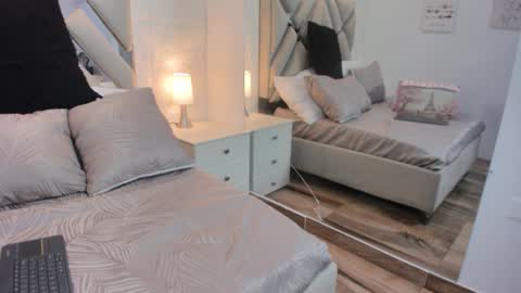 Raquel Moore  online show from 14, 9, 2025