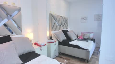 Raquel Moore  online show from 1, 12, 2025