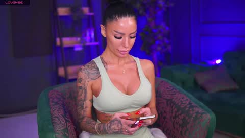 Raquelle online show from 27, 1, 2025