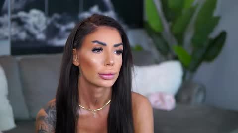 Raquelle online show from 15, 9, 2025